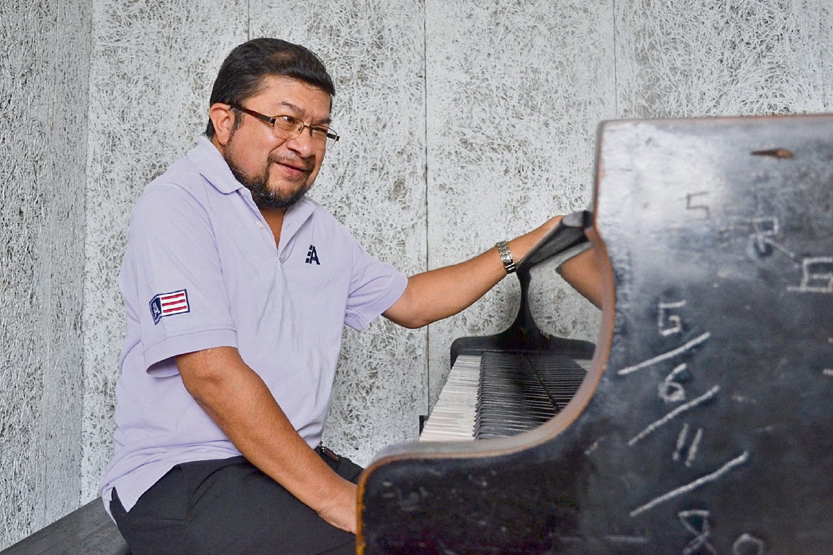 En su carrera Vinicio Quezada ha sido director de orquesta, arreglista, catedrático y director artístico. Ahora es director general del Conservatorio Nacional, lo cual ve como un nuevo reto en su profesión. (Foto Prensa Libre: Ángel Elías)