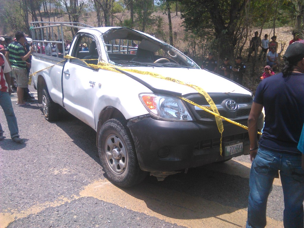 Picop en el que viajaban las víctimas y los heridos en Jocotán. (Foto Prensa Libre: Edwin Paxtor).