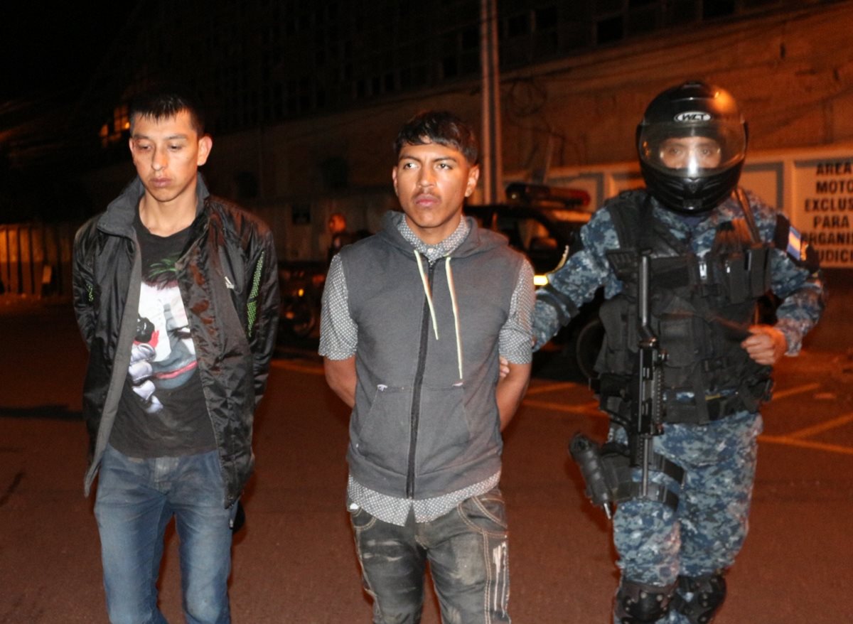 Cristopher García y Dilan Sagastume son consignados a la Torre de Tribunales, señalados de asaltar a automovilistas en el Anillo Periférico. (Foto Prensa Libre: PNC)