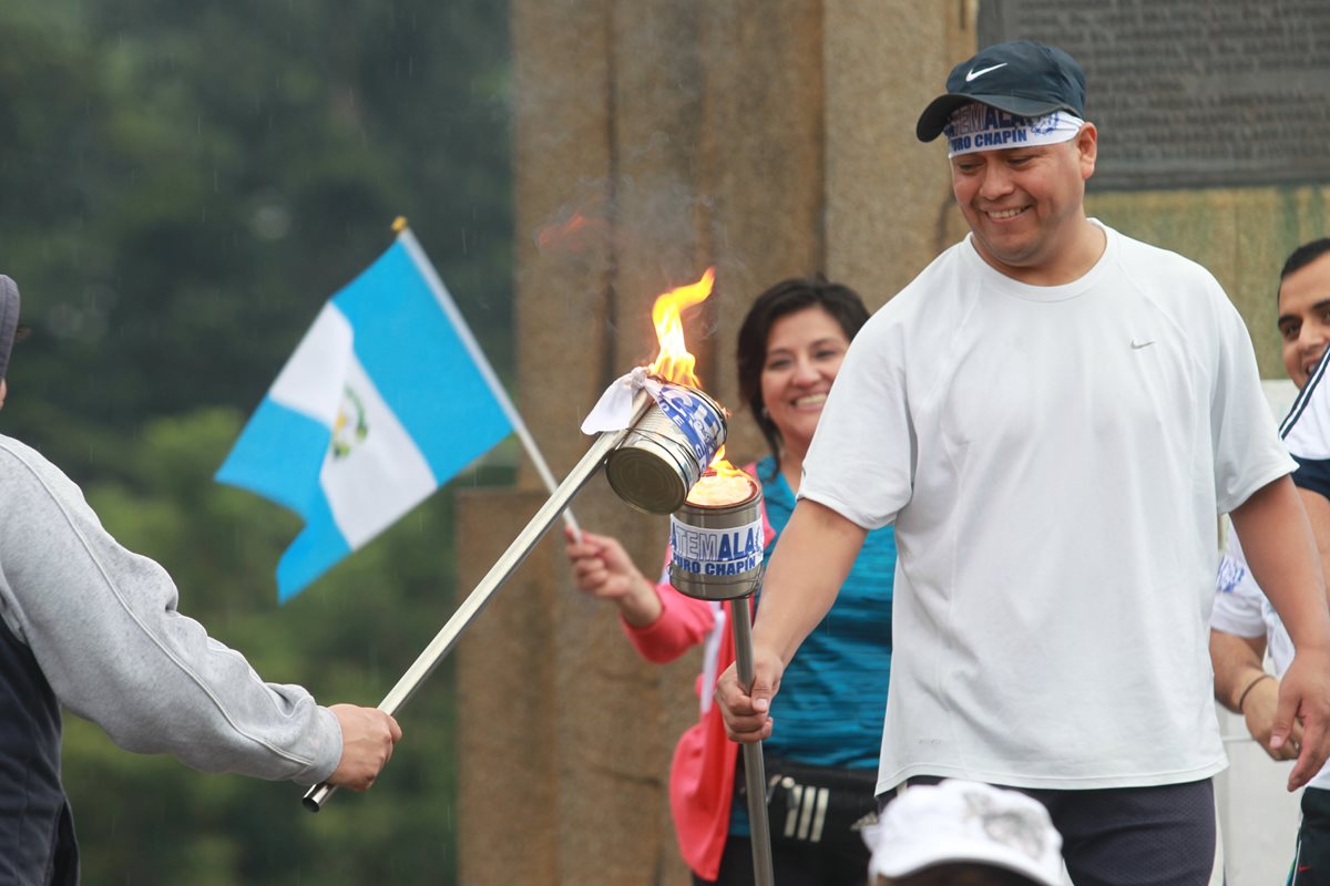 Estudiantes y maestros de Guatemala encienden la antorcha patria en la capital de ese país. (Foto Prensa Libre: Estuardo Paredes).
