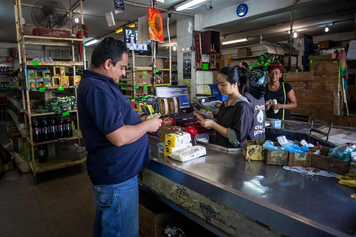 Venezolanos tienen que invertir más en productos básicos y muchos son escasos. (Foto Prensa Libre: EFE)