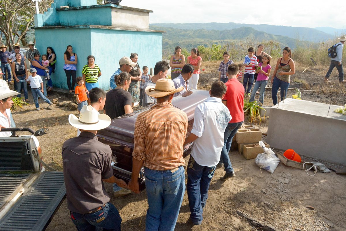 Allegados cargan féretro con los restos de Miriam Samayoa Veliz, quien fue asesinada en Nueva York. (Foto Prensa Libre: Carlos Grave)