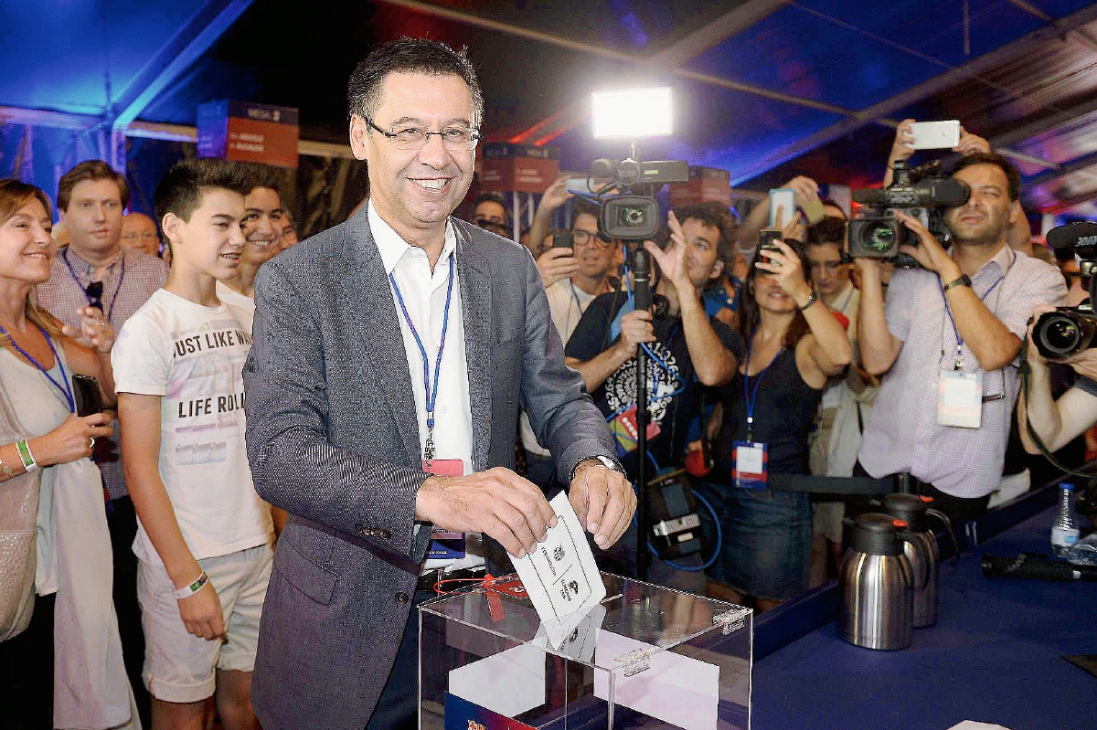 Josep María Bartomeu, emite su voto. (Foto Prensa Libre: AFP).