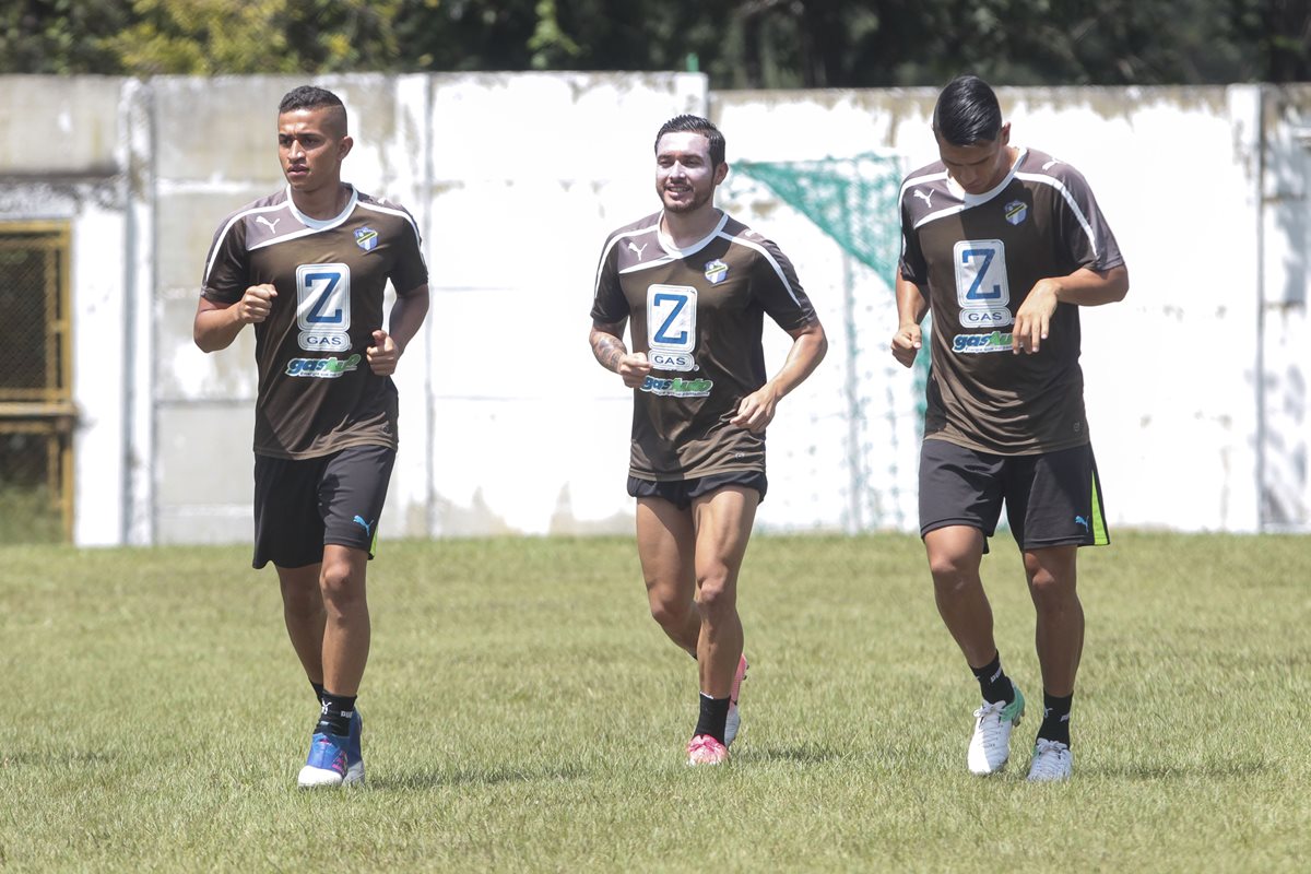 Kendel Herrarte, al centro, durante el entrenamiento de Comunicaciones. (Foto Prensa Libre: Carlos Vicente)