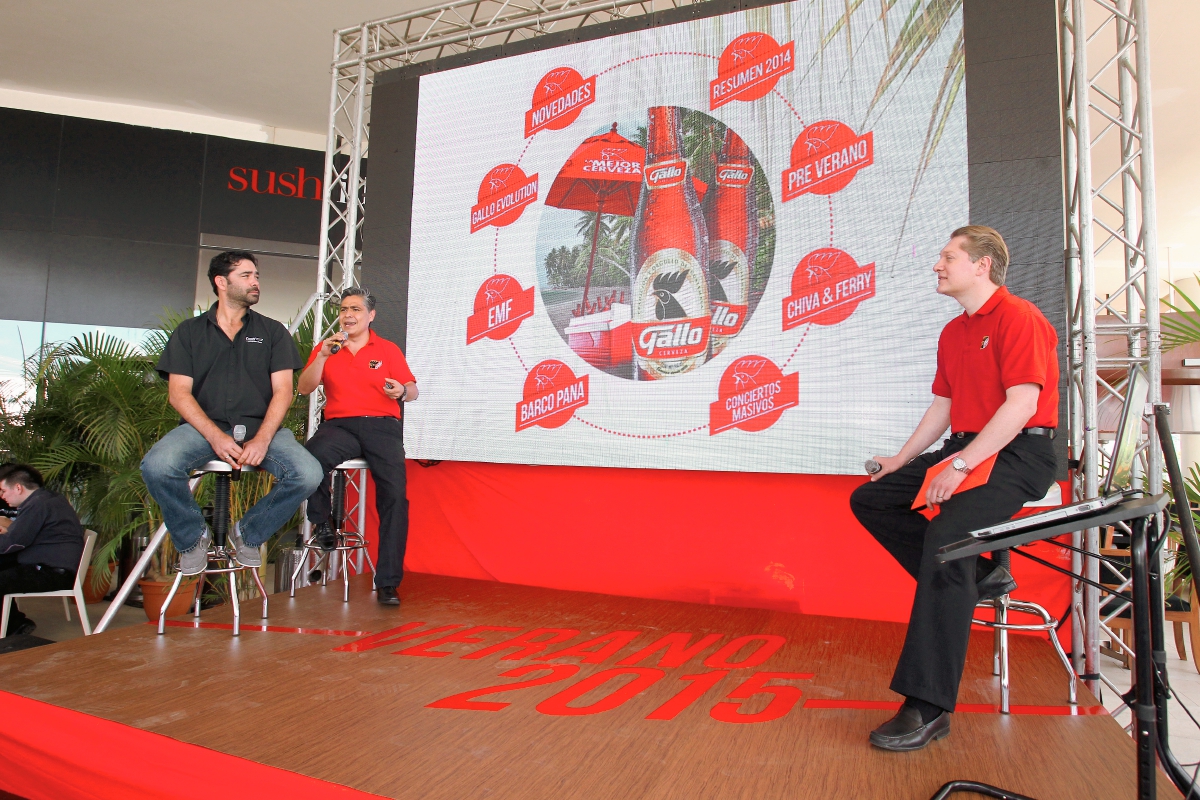 Enrique Ponce, de Empire Music Festival; Marco Antonio Morales, gerente de marca Gallo, y Rodrigo Gavarrete, vocero de Cervecería Centroamericana. (Foto Prensa Libre: Edwin Castro)