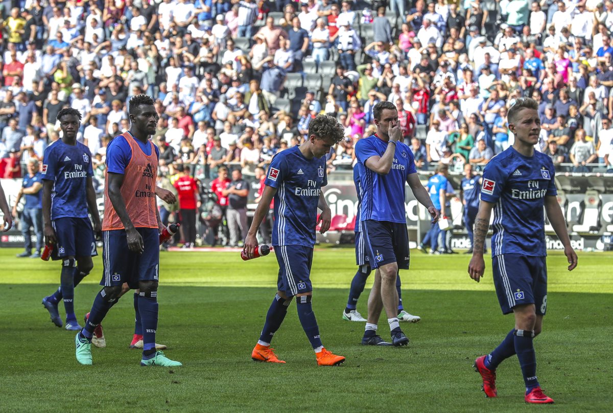 Los jugadores del Hamburgo esperan evitar el descenso a la Bundesliga. (Foto Prensa Libre: AFP)