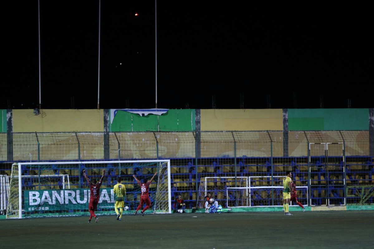 Los graderíos del estadio Julio Armando Cóbar lucieron in público en el partido que los loros perdieron 2-1 contra Malacateco. (Foto Prensa Libre: Edwin Fajardo)