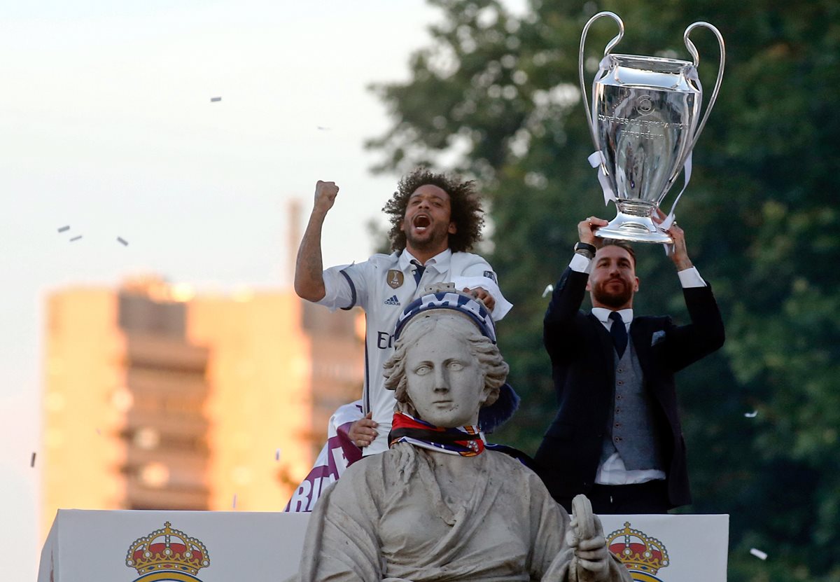 El Real Madrid celebró este domingo la duodécima Copa de Europa en una caravana hacia a la Plaza de Cibeles en la capital española. (Foto Prensa Libre: AFP).