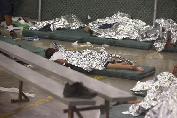 menores duermen en albergues de Texas.