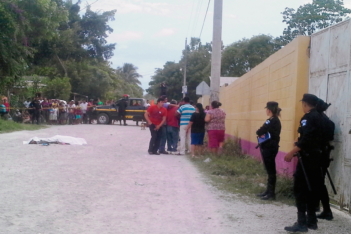 Cadáver de hombre quedó en una vía del barrio Tikal, en San Benito. (Foto Prensa Libre: Rigoberto Escobar)