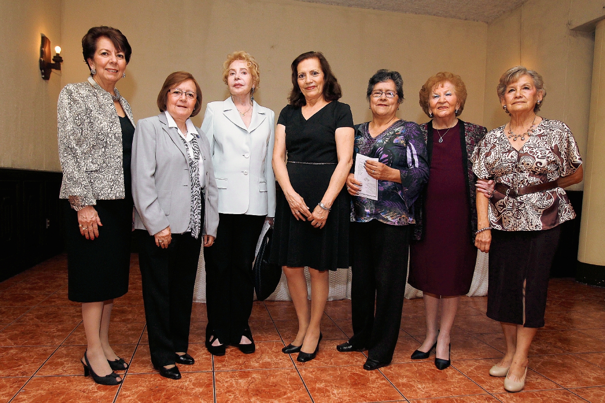 Directivas de la Asociación de Mujeres Periodistas y Escritoras de Guatemala (Ampeg), año 2015.  Foto: Prensa Libre:Edwin Castro