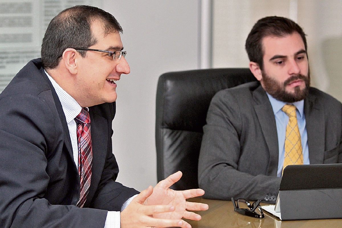 Javier A. Sandoval, presidente del CEA, y Alfredo Skinner-Klée, director del Cenac, dan detalles sobre la alianza con la Cámara Guatemalteca de la Construcción en aspectos de arbitraje. (Foto Prensa Libre:Álvaro Interiano)