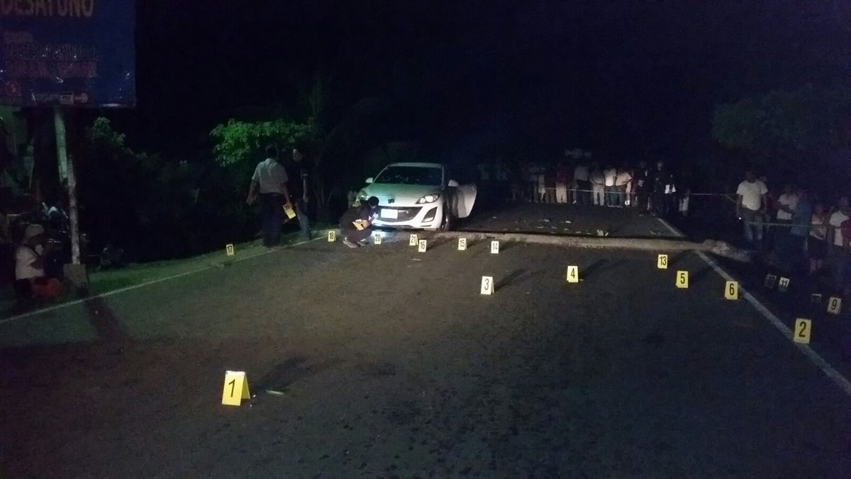 Agentes policiales recaban indicios en la escena del crimen. (Foto Prensa Libre: Alexánder Coyoy)