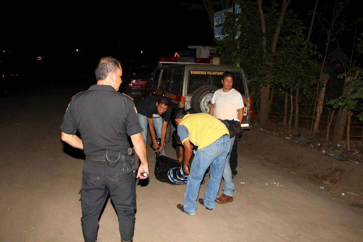 Bomberos trasladavan aún con vida a Erick Méndez hacia un centro asistencial, pero éste murió en el camino. (Foto Prensa Libre:Rolando Miranda)