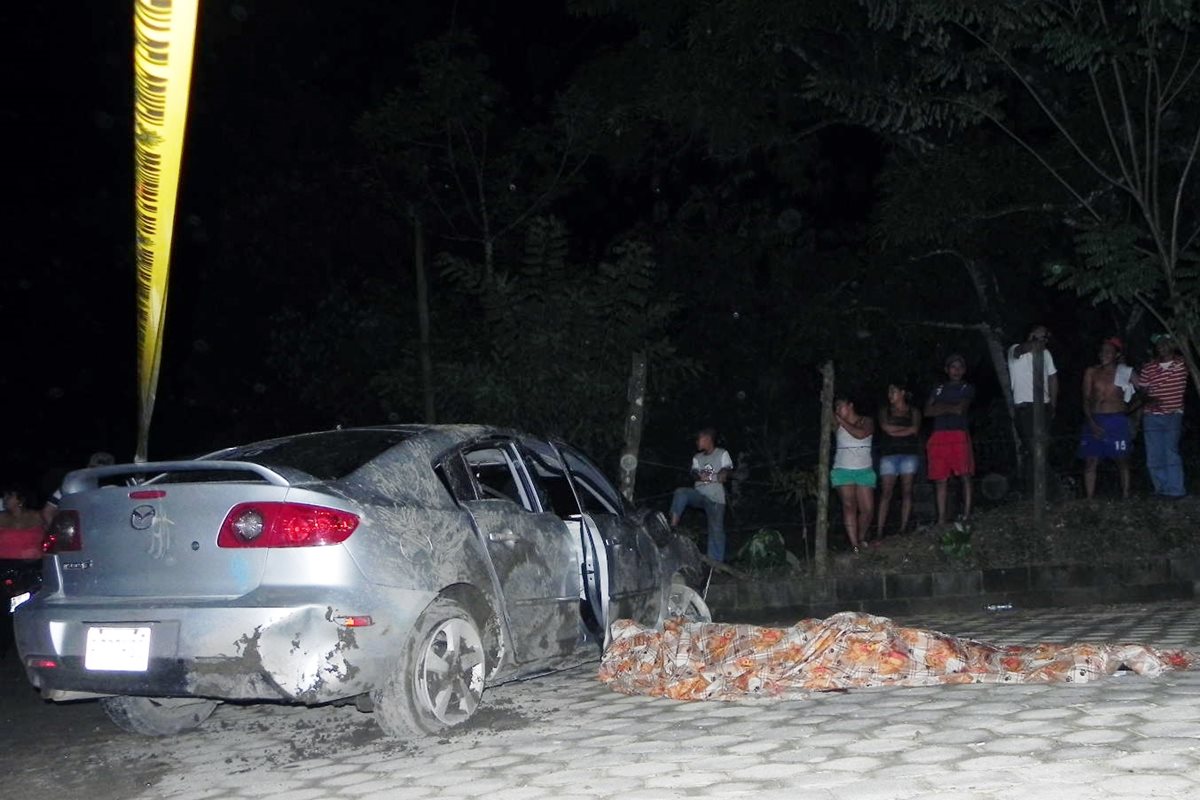 Cadáver de Élmar Bosbelí Singuantay Larios es acordonado por la PNC en Los Amates, Izabal. (Foto Prensa Libre: Edwin Perdomo)