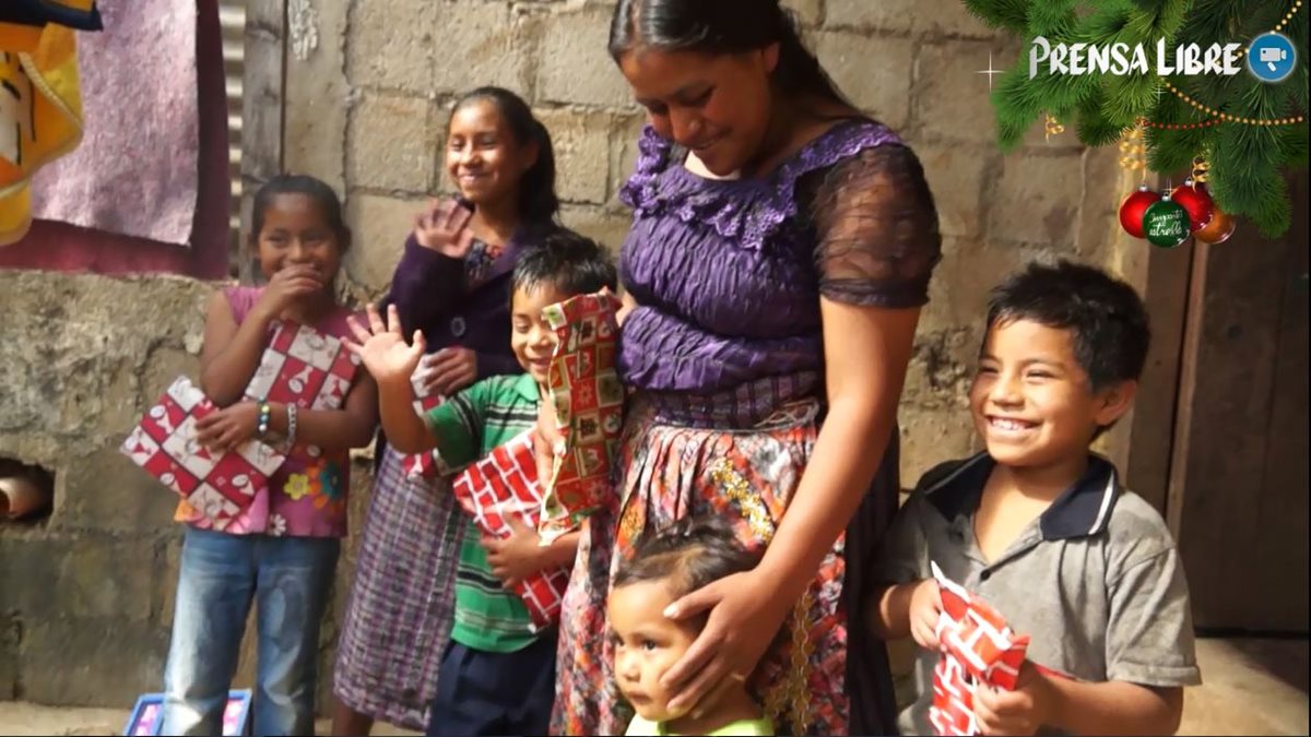 Regalos y afecto dieron felicidad  a Lesly y sus hijos.