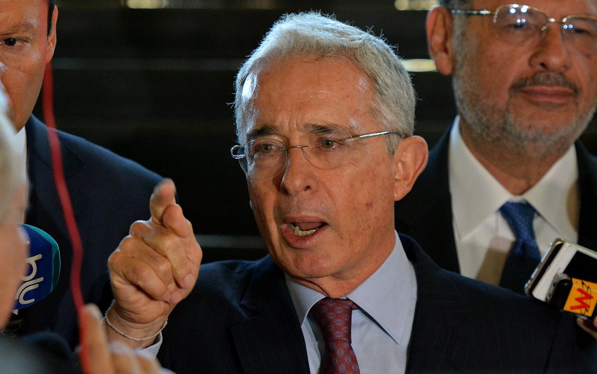 Iván Duque es cuestionado por la oposición por ser un títere de Álvaro Uribe, el exmandatario cuestionado por presuntos vínculos paramilitares e interceptaciones ilegales. (EFE)