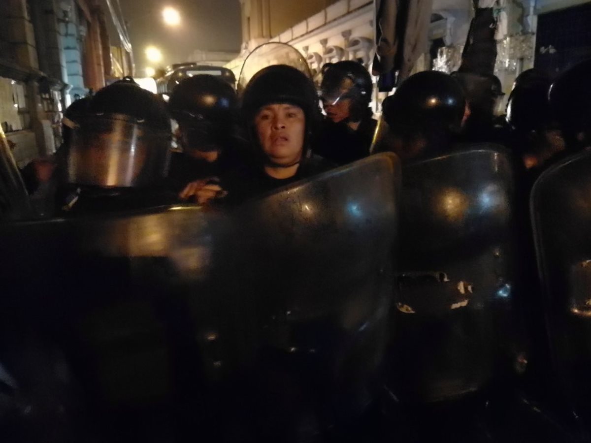 Las personas denunciaron que fueron golpeadas con macanas y también se les arrojó gas pimienta.