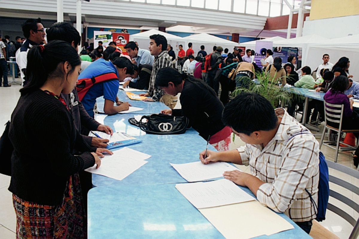 Miles de guatemaltecos se dan cita a las distintas ferias de empleo para ubicarse en un puesto.