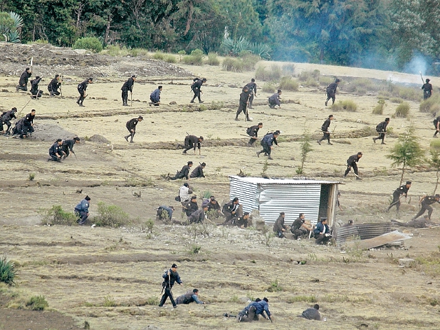 Agentes antidisturbios de la PNC intervinieron en un desalojo de pobladores de Tajumulco que ocuparon una aldea de Ixchiguán en el 2006.