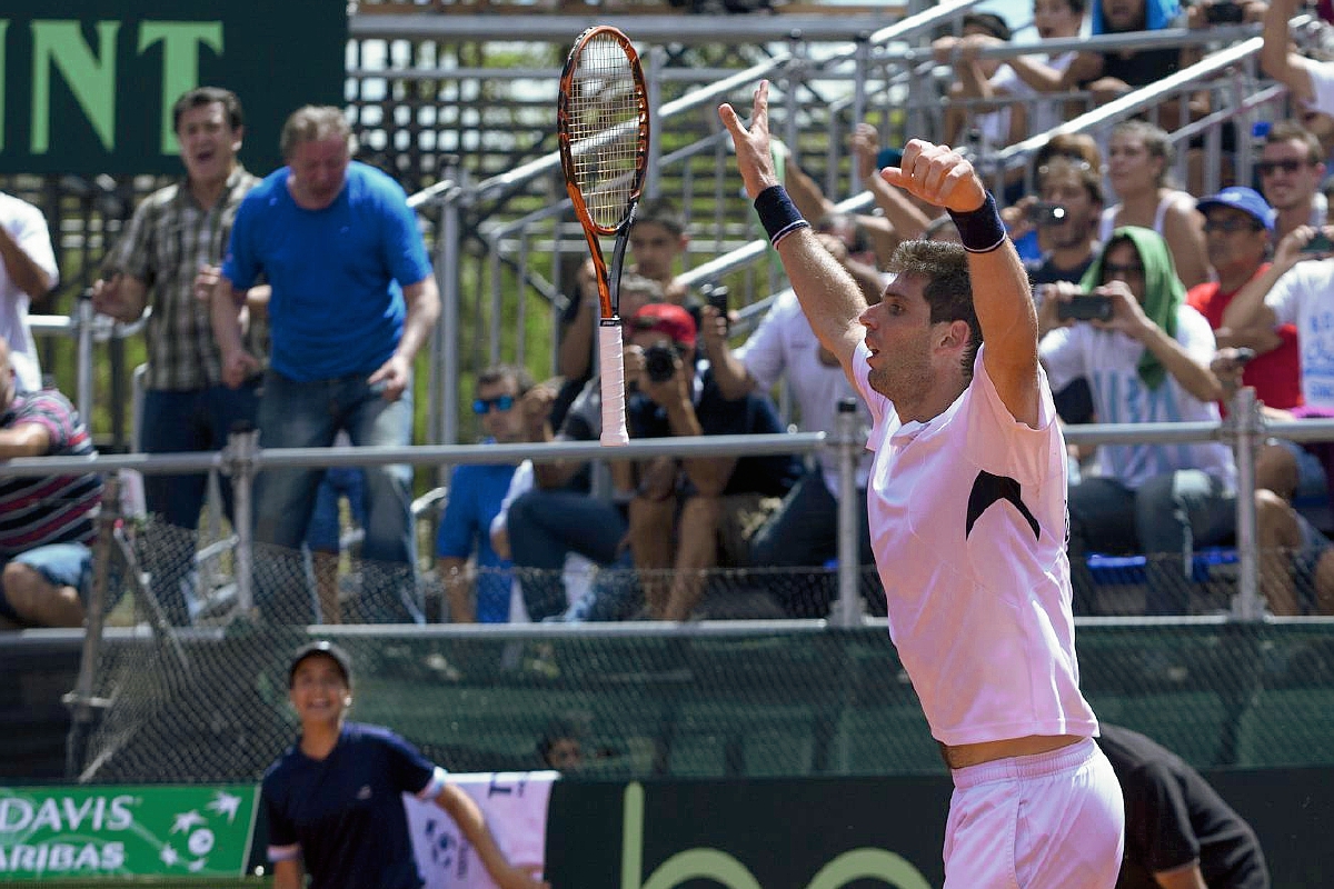 Federico Delbonis de Argentina celebra después de vencer a Thomaz Bellucci de Brasil durante el quinto partido de la serie de Copa Davis. (Foto Prensa Libre: EFE)