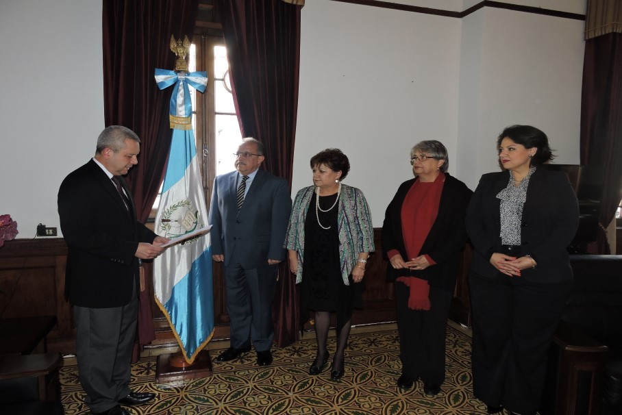 Carlos Ramiro Martínez Alvarado, Anamaría Diéguez Arévalo, Alicia Virginia Castillo Sosa, y Sandra Érica Jovel Polanco, son juramentados. (Foto Prensa Libre: SGP)