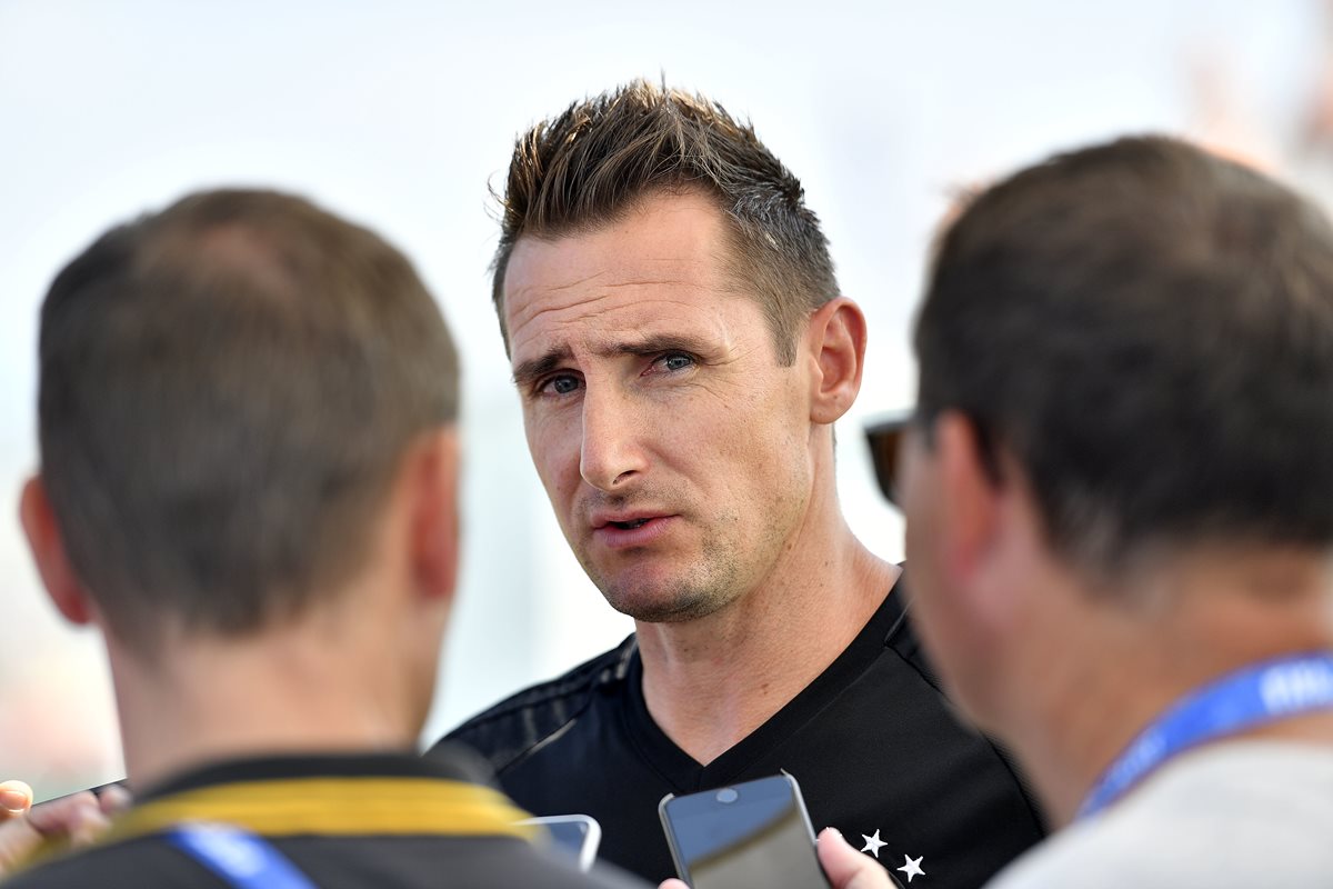 El alemán Miroslav Klose habla con los periodistas antes del entrenamiento de la selección alemana en Sochi. (Foto Prensa Libre: AP)