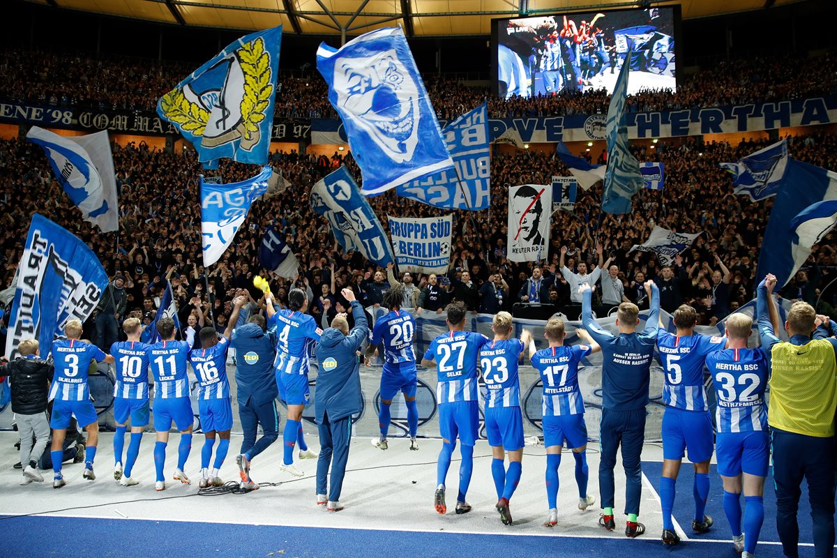 El Hertha Berlín celebró la victoria así la victoria frente al Bayern. (Foto Prensa Libre: AFP)