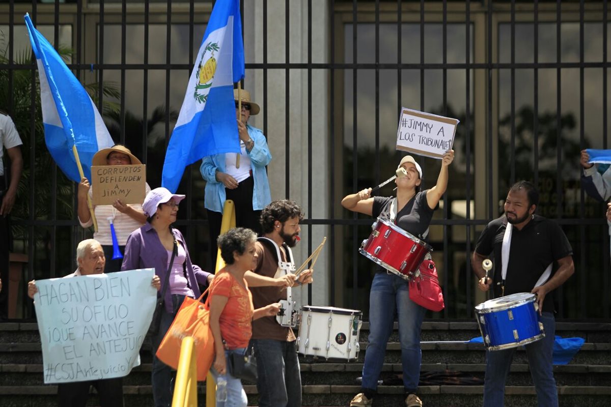 Frente a la Corte Suprema de Justicia se concentra un grupo de personas que piden a los magistrados aprueben los procesos en contra del presidente Jimmy Morales.