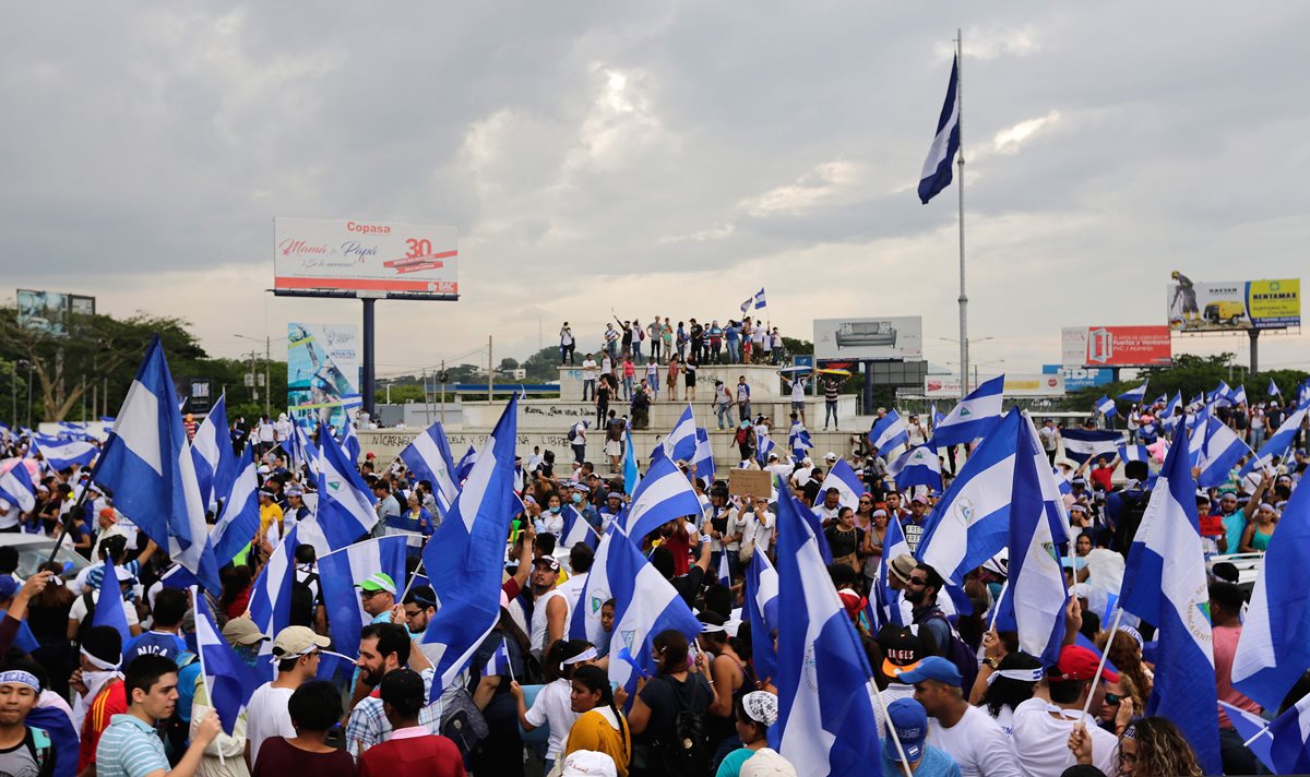 Miles de nicaragüenses han tomado las calles para exigir la salida de su presidente, Daniel Ortega. (Foto Prensa Libre: AFP)