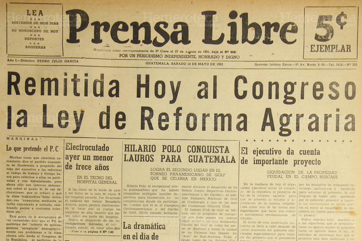 Portada del 10/05/1952 de Prensa Libre, el organismo ejecutivo trasladaba al congreso la Ley de Reforma Agraria. (Foto: Hemeroteca PL)