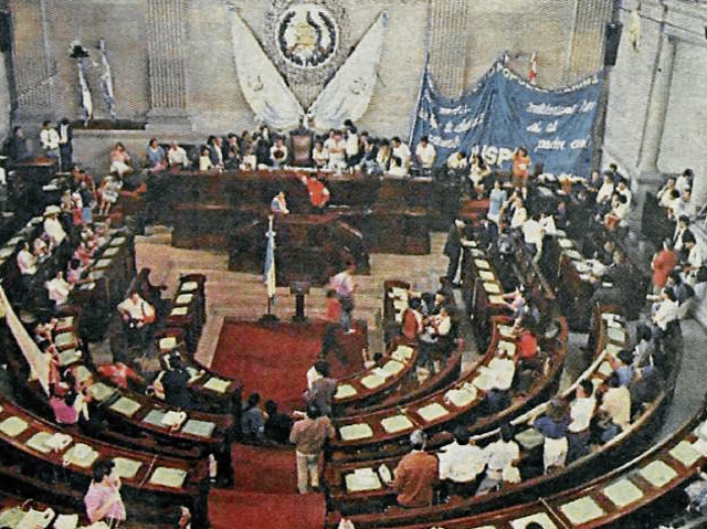 El 7 de septiembre de 1993, grupos populares incursionaron en el Congreso de la República y ocuparon las curules de los diputados para celebrar la "Sesión del pueblo". Ese día exigieron la renuncia de los 116 legisladores, a quienes señalaron de actos de corrupción.(Foto Prensa Libre: Hemeroteca)