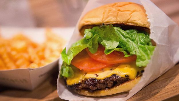 Ciertas bacteria ayudan a controlar mejor el peso cuando se consume comida poco saludable. GETTY IMAGES