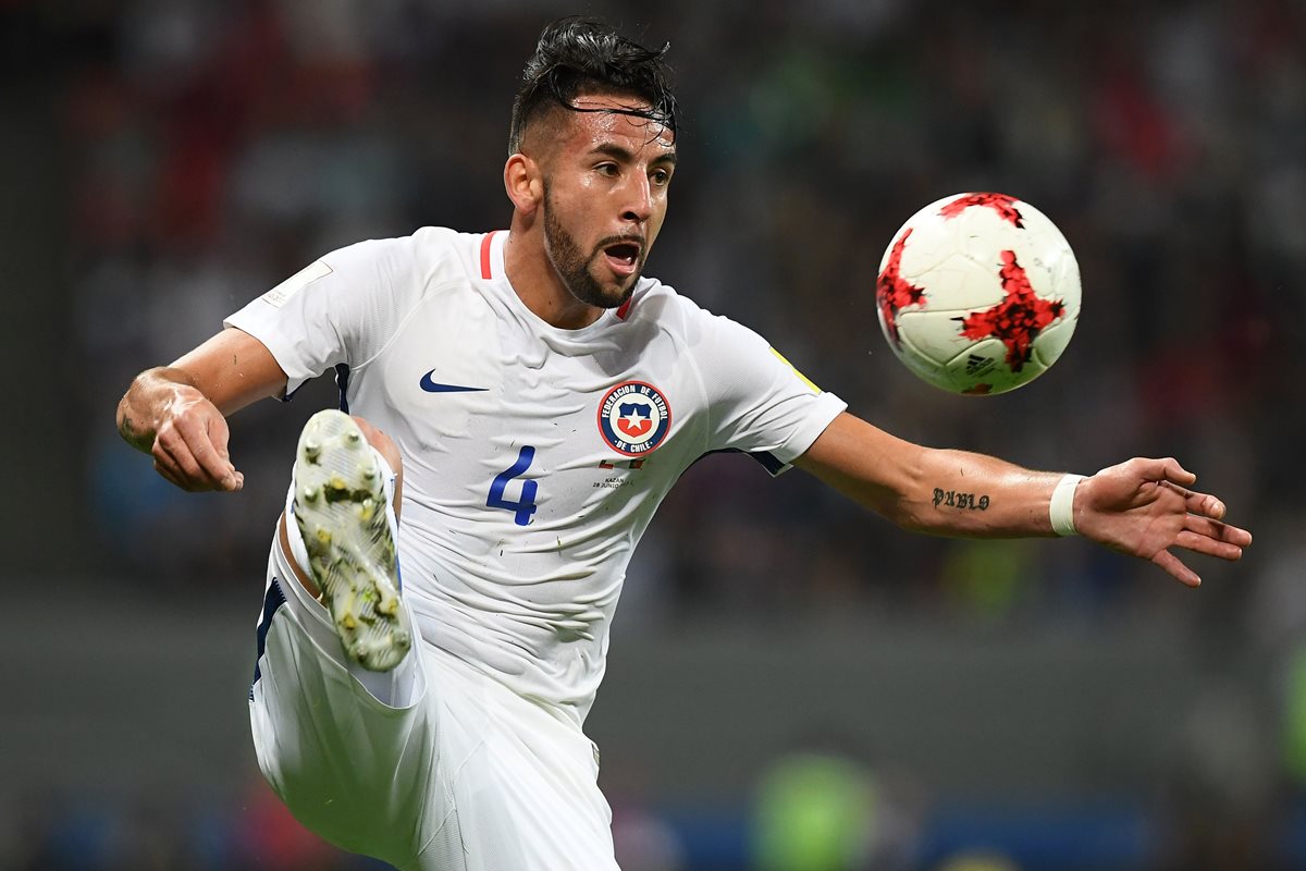 El chileno Mauricio Isla domina la pelota en el primer tiempo del partido.