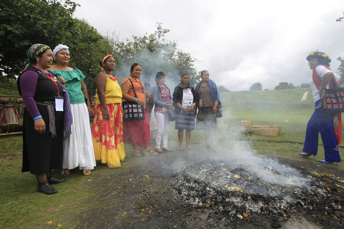 Con una ceremonia maya se inauguró el Séptimo Encuentro de Mujeres Indígenas de las Américas. (Foto Prensa Libre: Edwin Bercián)