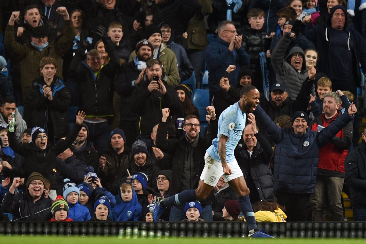 Aficionados del Chelsea profirieron insultos racistas contra Raheem Sterling. (Foto Prensa Libre: AFP)