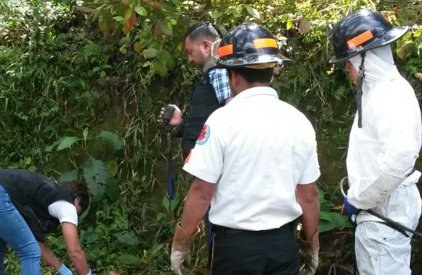 Autoridades trabajan en el lugar donde fue localizado el cadáver de una niña, en Cobán. (Foto Prensa Libre: Eduardo Sam).