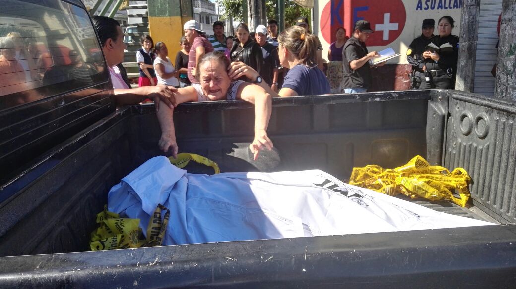 Familiares del estudiante explicaron a las fuerzas de seguridad que el joven no estaba amenazado. (Foto Prensa Libre: Byron Vásquez)