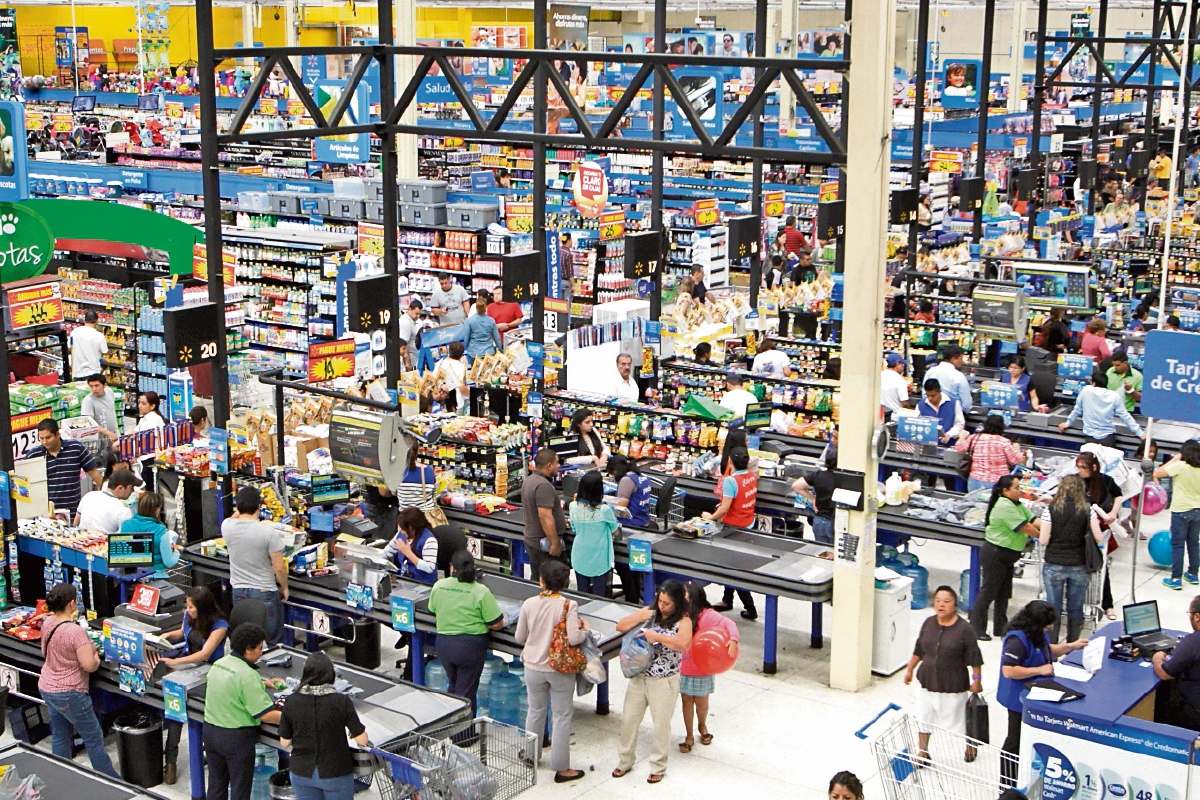 Una baja inflación no solo significa precios más bajos de productos y servicios, sino que también la posibilidad de ganar mayores réditos en los bancos. (FOTO PRENSA LIBRE:EDWIN BERCIAN)