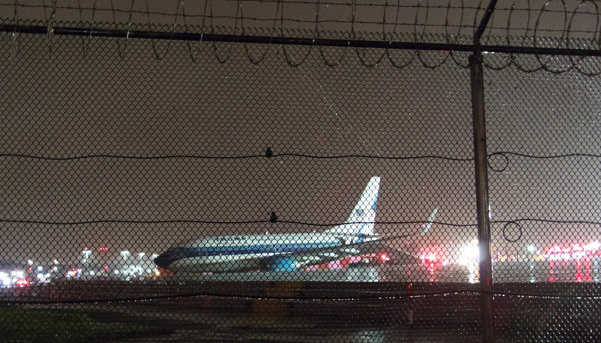 El avión que transportaba al republicano Mike Pence en la pista del aeropuerto de La Guardia, Nueva York. (Foto Prensa Libre: AFP).