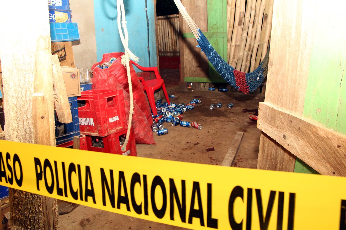 Varias bebidas alcohólicas quedaron en la escena del crimen. (Foto Prensa Libre: Rolando Miranda)