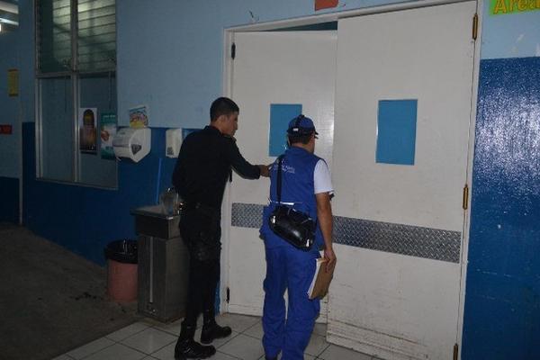 Investigadores ingresan al área donde murió Melvin Daniel Cabrera, en el Hospital Regional de Zacapa. (Foto Prensa Libre: Víctor Gómez)