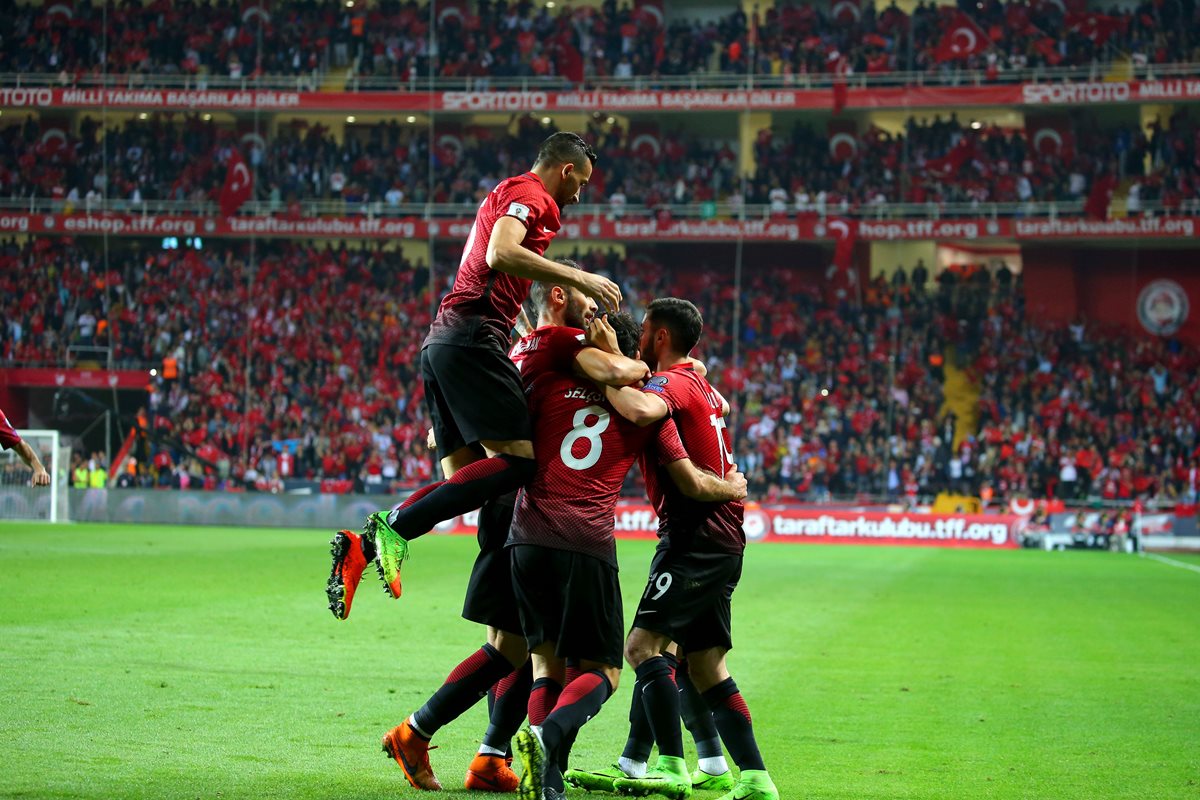 Los seleccionados turcos celebran el triunfo cosechado contra Finlandia (Foto Prensa Libre: AFP)