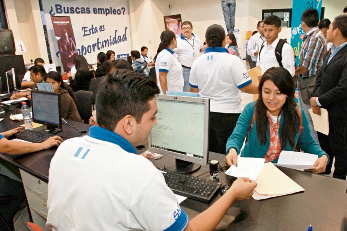 EL QUIOSCO de Empleo para Vacacionistas espera atender a por lo menos cuatro mil personas que buscan un trabajo. (FOTO PRENSA LIBRE: ESTUARDO PAREDES)