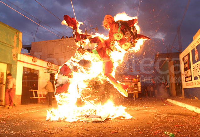 La quema del diablo es una tradición que se resiste a morir. (Foto: Hemeroteca PL)