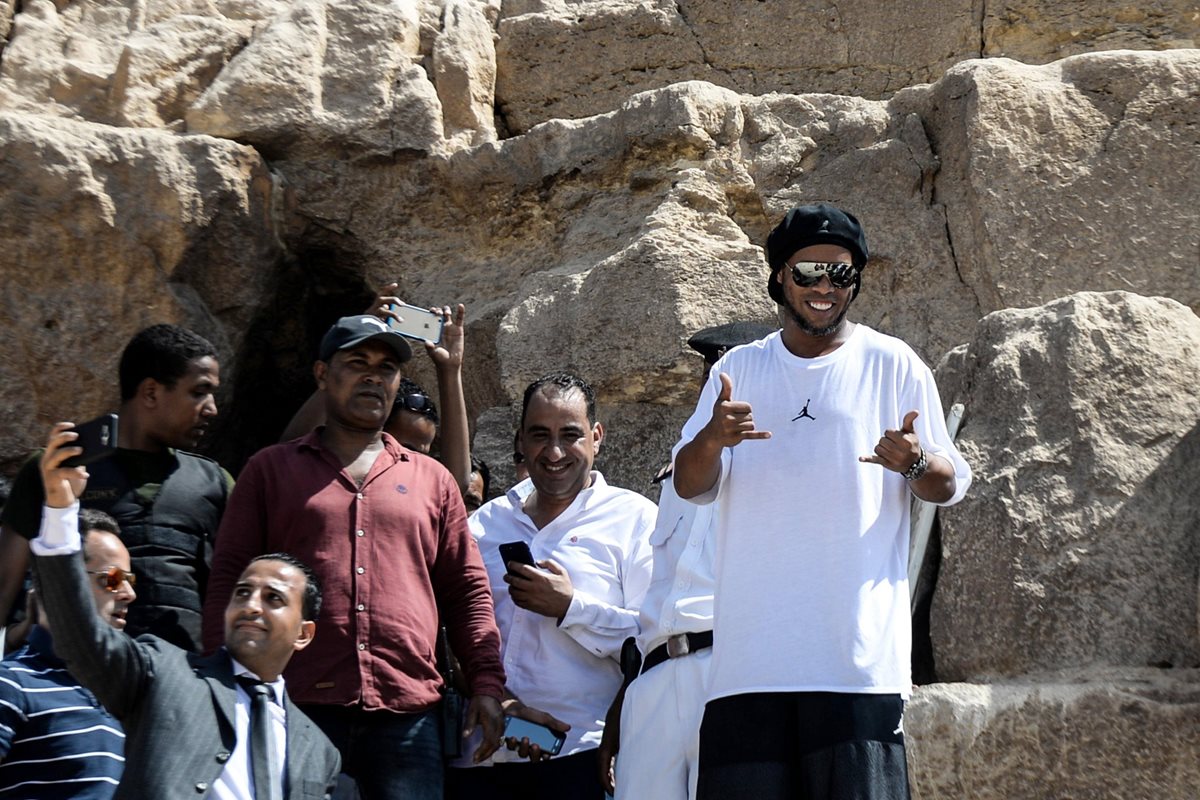 El ex jugador brasileño Ronaldinho (d), durante su visita a las pirámides de Giza, Egipto. (Foto Prensa Libre: EFE)