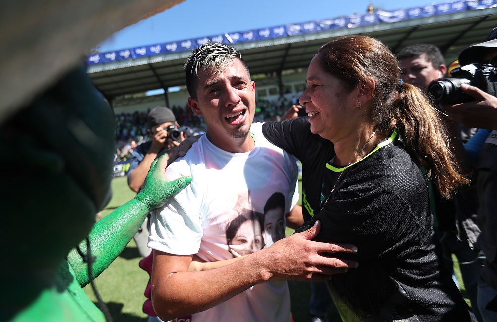 Alejandro "Gambetita" Díaz llora tras haber conseguido el título para Antigua GFC. (Foto Prensa Libre: Francisco Sánchez)