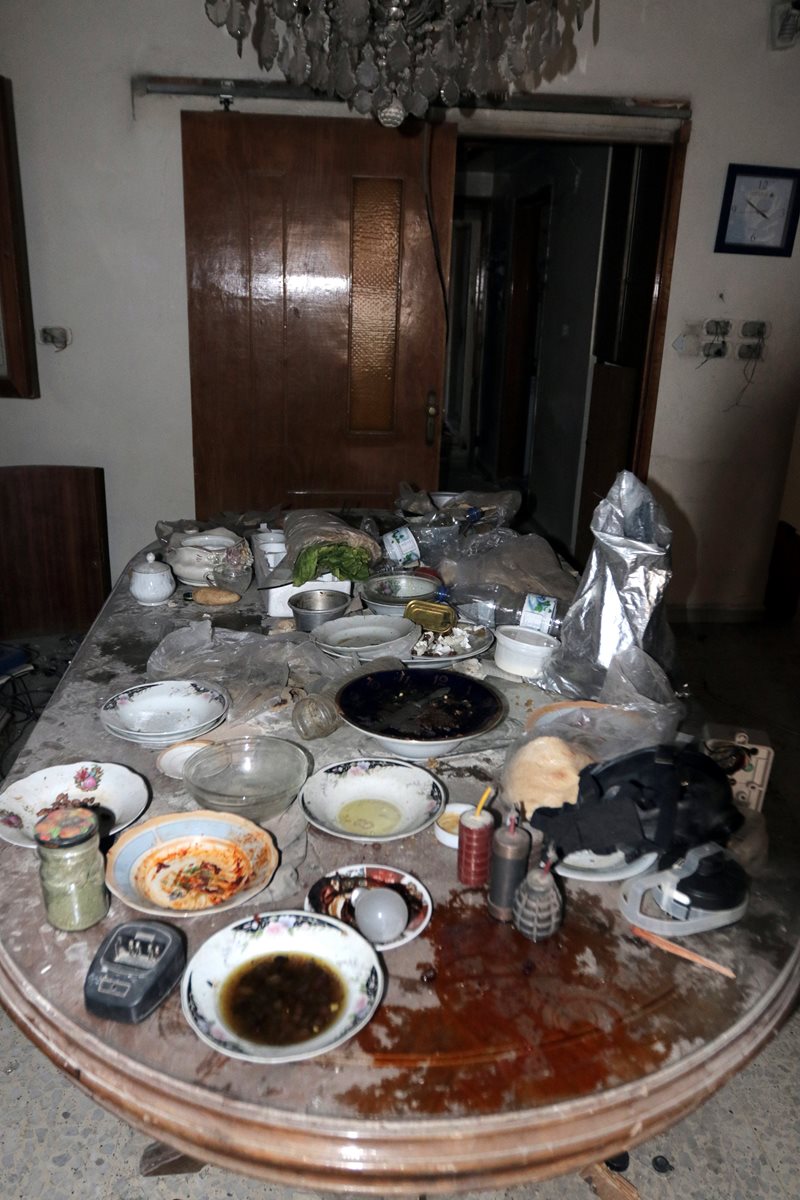En la mesa de una familia, la comida estaba servida y las personas murieron por los químicos. (Foto Prensa Libre: EFE)