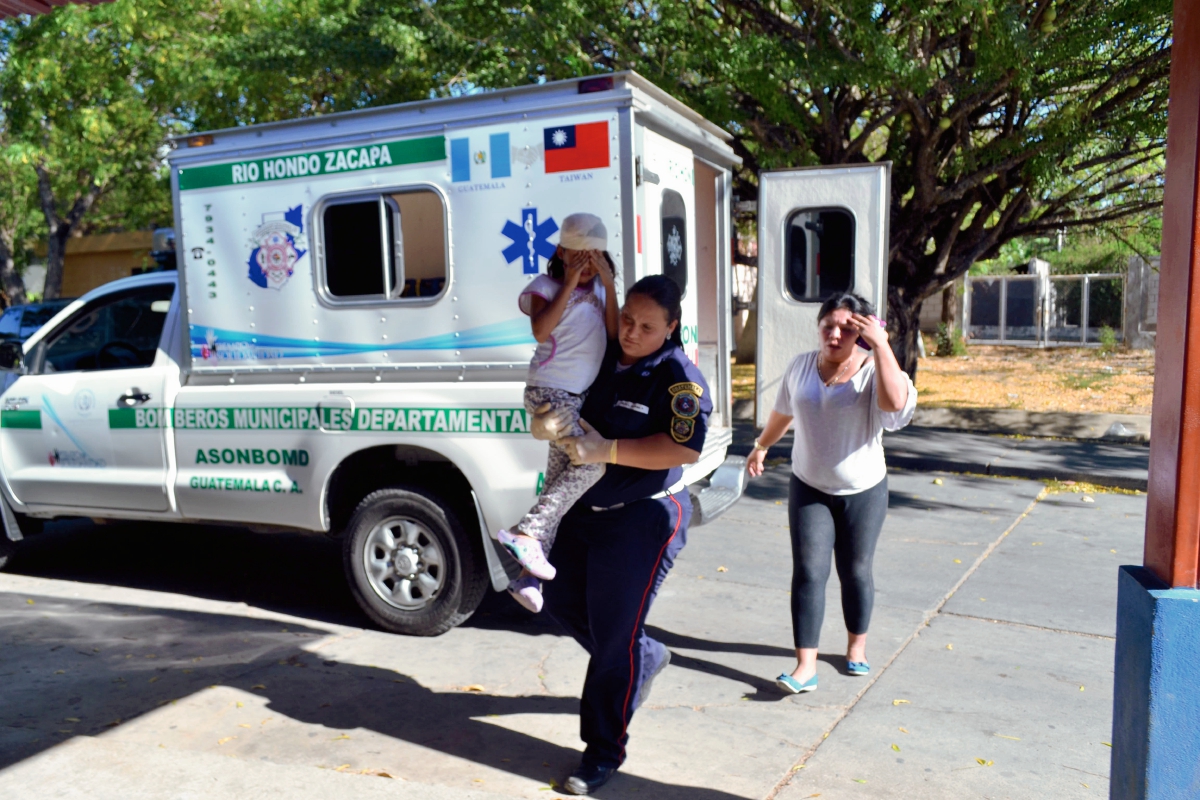 Niña atacada por un perro es trasladada por una socorrista al Hospital de Zacapa. (Foto Prensa Libre: Víctor Gómez)