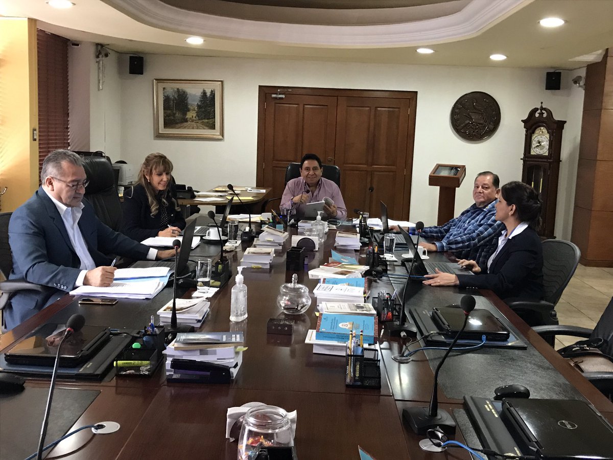 Tribunal se reunió en sesión extraordinaria para resolver los dos amparos. (Foto: CC)